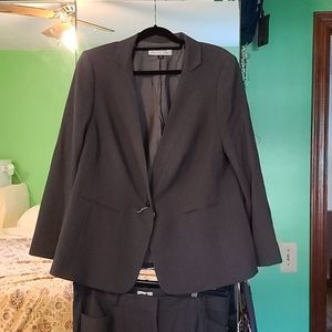 Tahari grey suit 😍 new